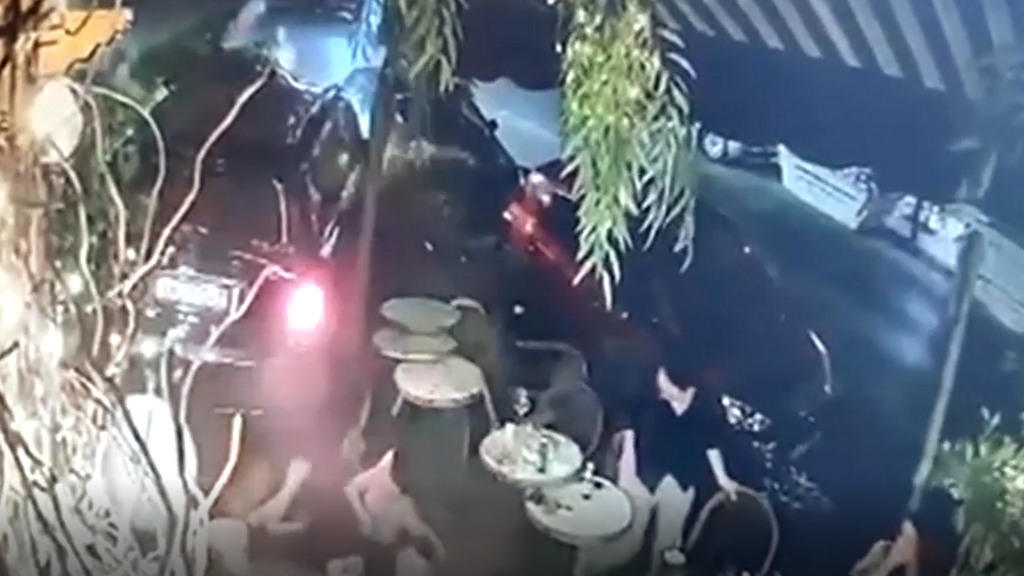 Momento en el que un coche se estrella contra una terraza con gente