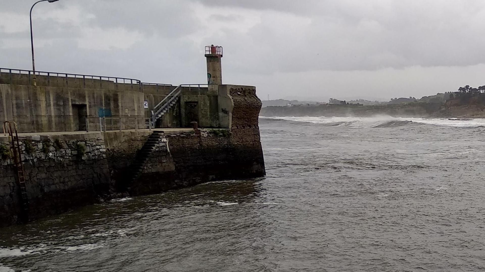 Muere un buzo que trabajaba recogiendo ocle en el mar junto al puerto de Luanco, en Asturias