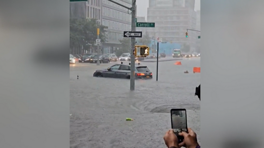 Nueva York, en estado de emergencia por las lluvias torrenciales que han dejado cascadas de agua en el metro