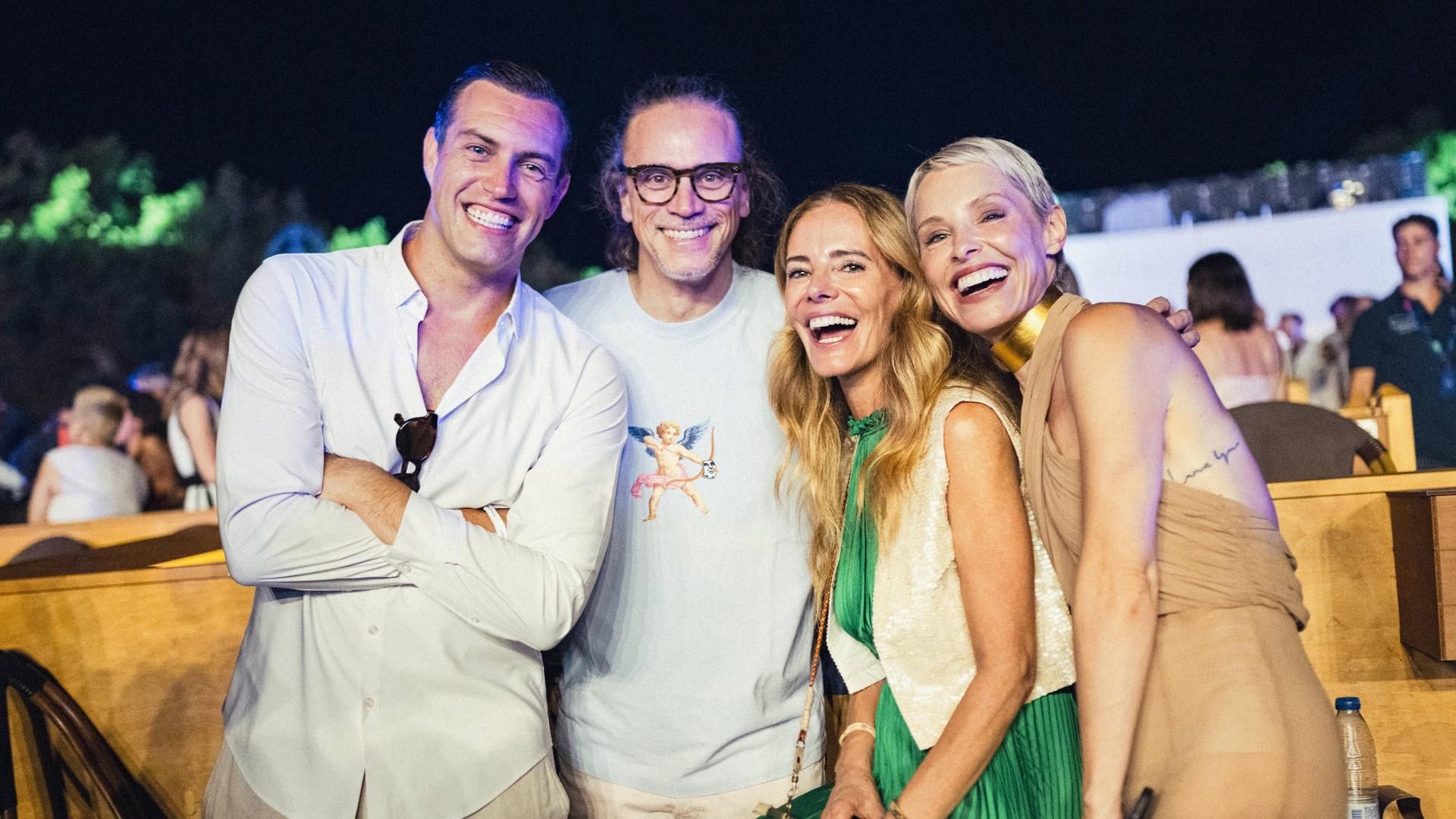 Paula Vázquez y Soraya Ardelas con sus novios en la fiesta