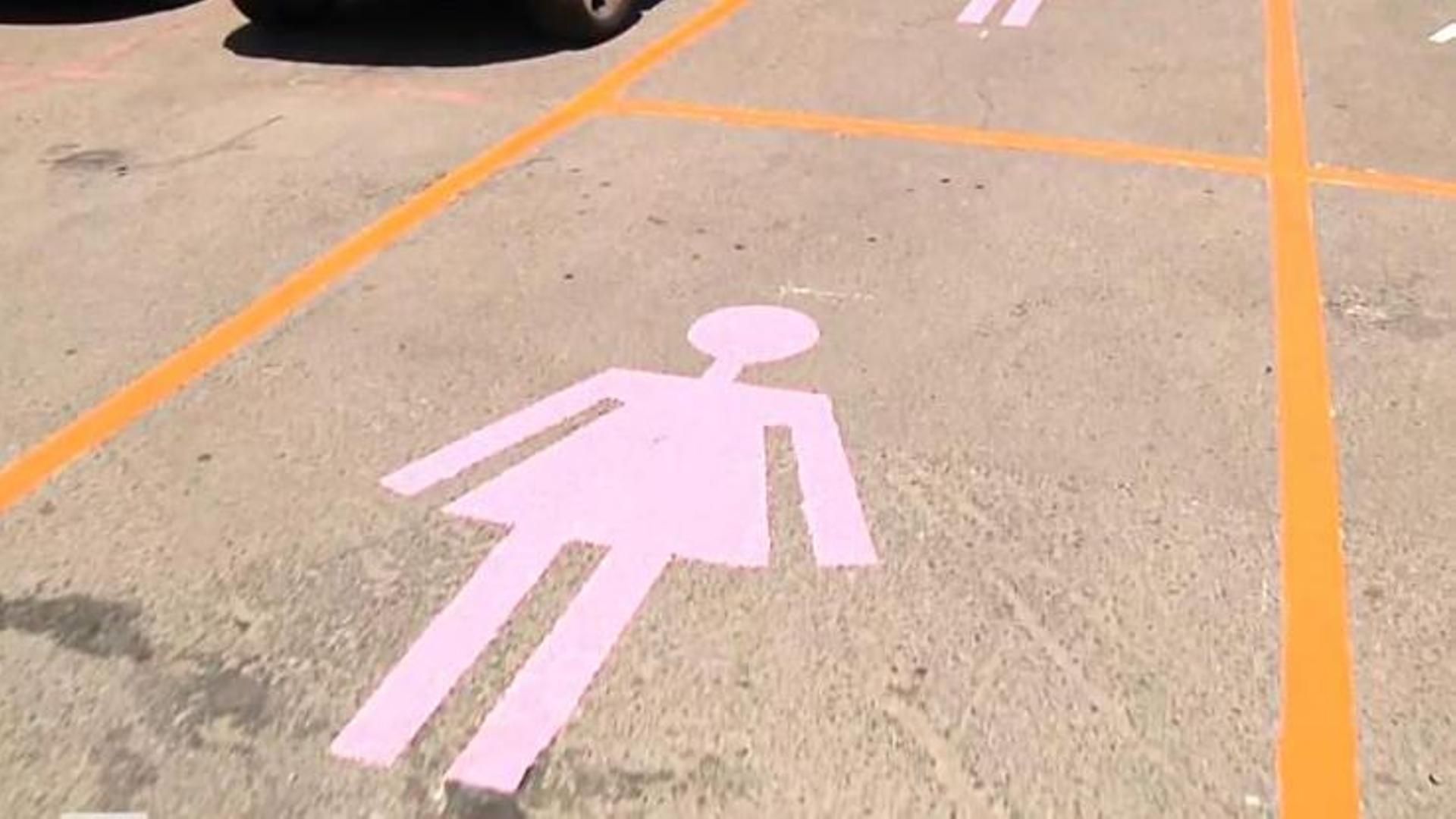 Polémica en León por la iniciativa del alcalde de pintar plazas de aparcamiento solo para mujeres: "están vacías"