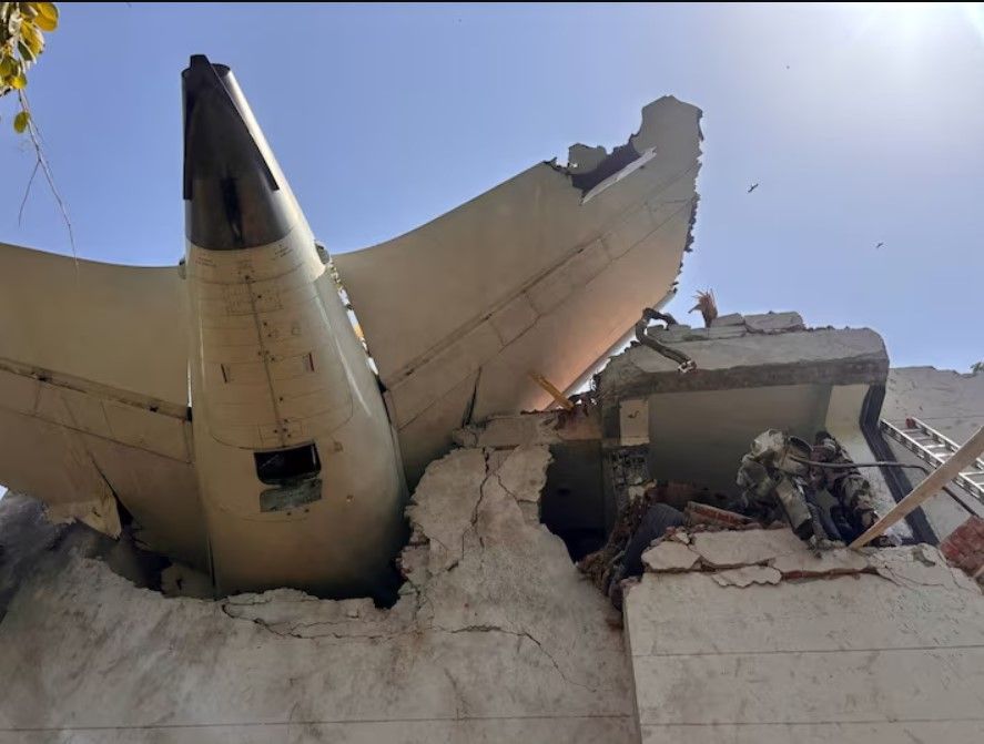 Restos de la cola del Air India que sufrió un accidente el pasado 12 de junio.