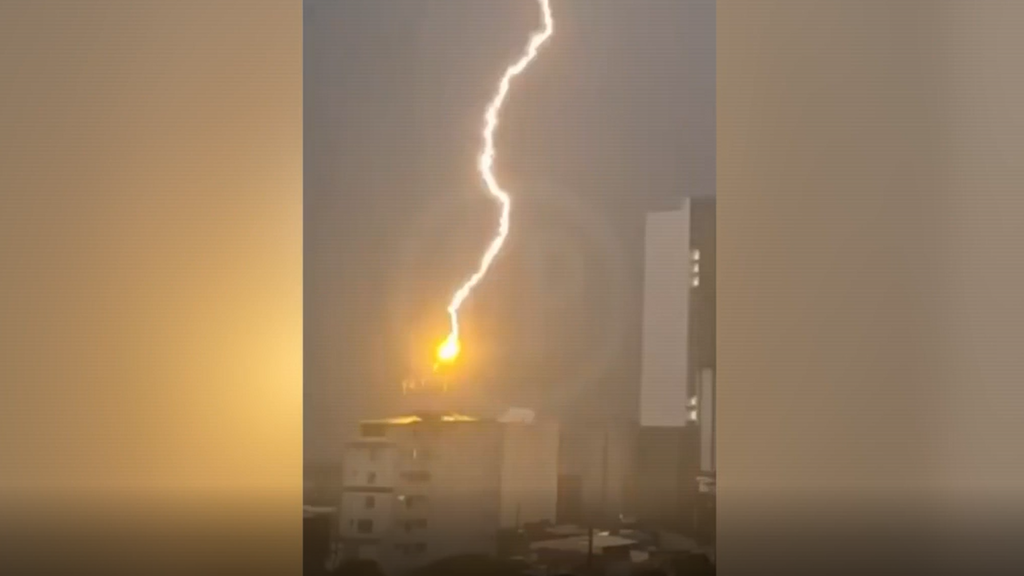 Un rayo cae en un edificio en Colombia