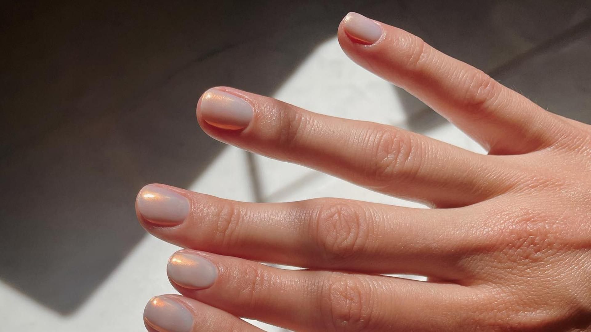 Uñas nude cortas