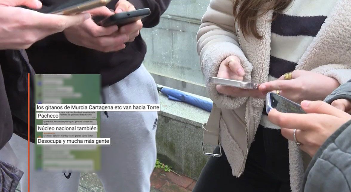 Varios jóvenes chatean, un espacio dónde a veces los mensajes que se intercambian son irracionales