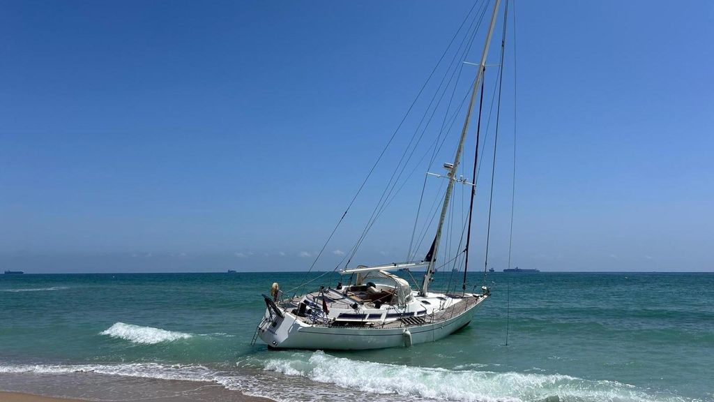 Aparece un velero varado en la playa de la Garrofera, en Valencia, tras el temporal del fin de semana