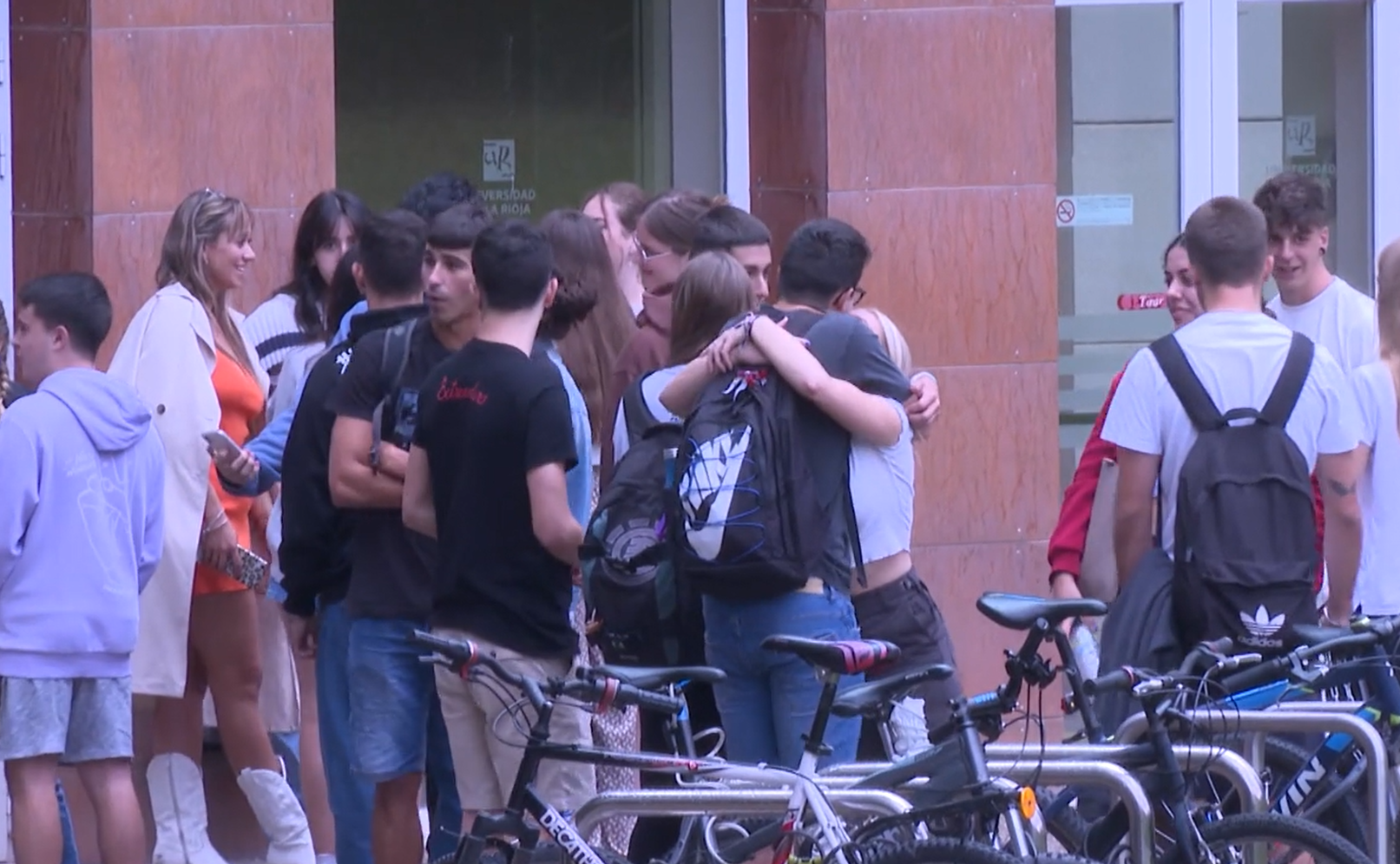 ¿A quién llamarías en mitad de la noche si te sientes mal? Un estudio muestra la fórmula de la felicidad