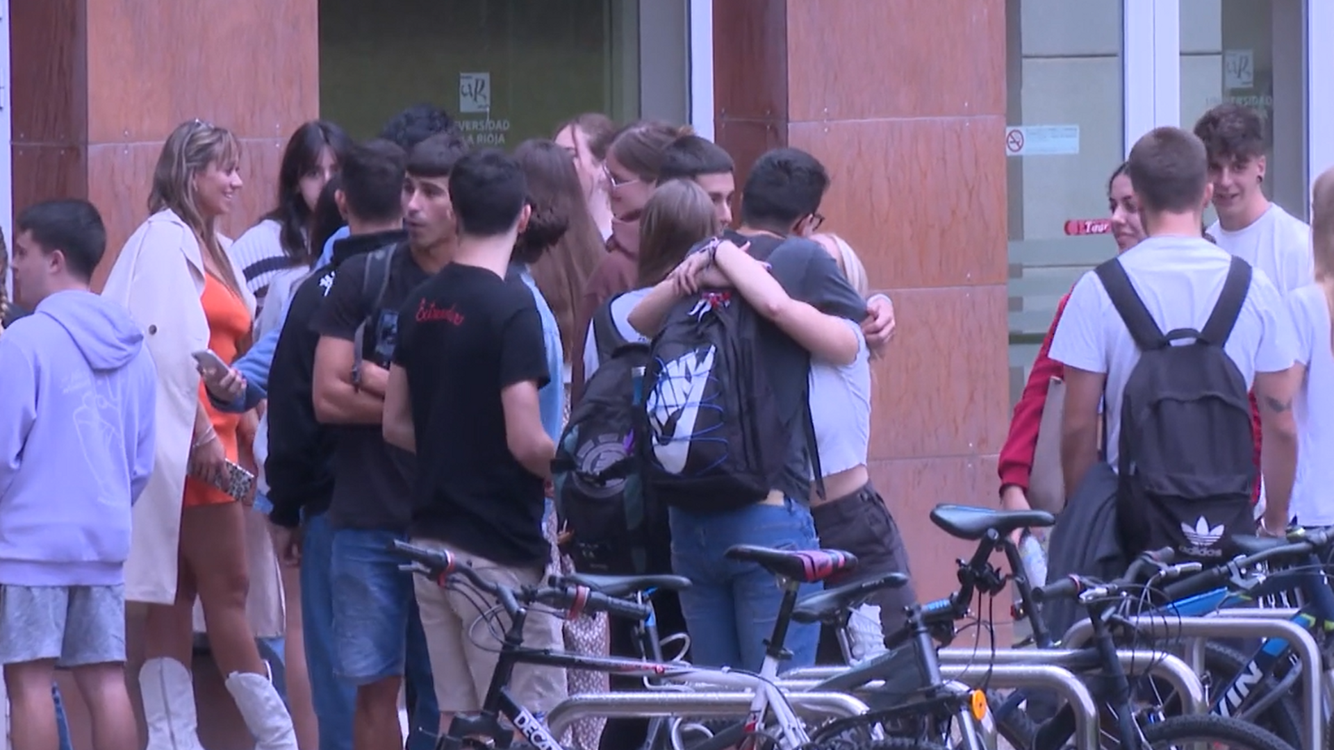 ¿A quién llamarías en mitad de la noche si te sientes mal? Un estudio muestra la fórmula de la felicidad