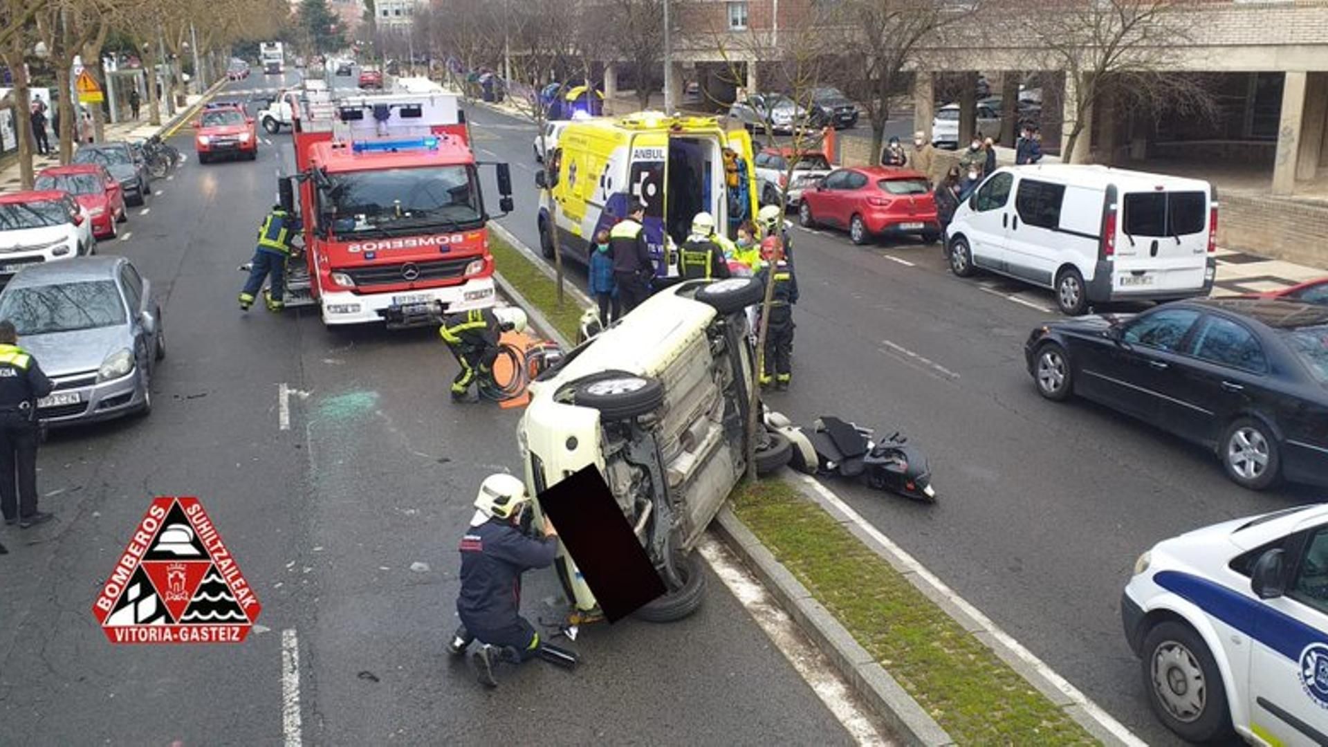 Bomberos de Vitoria durante la excarcelación de una víctima de accidente de tráfico en la ciudad.