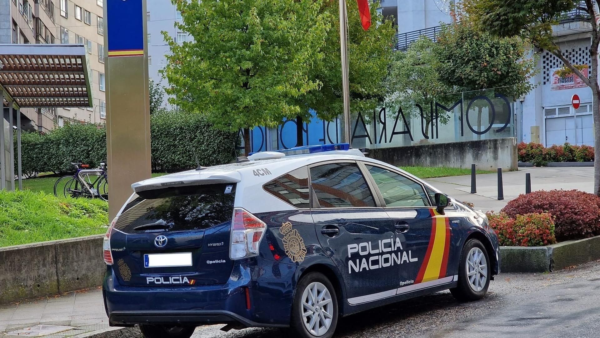 Coche patrulla de la Policía Nacional en Vigo.