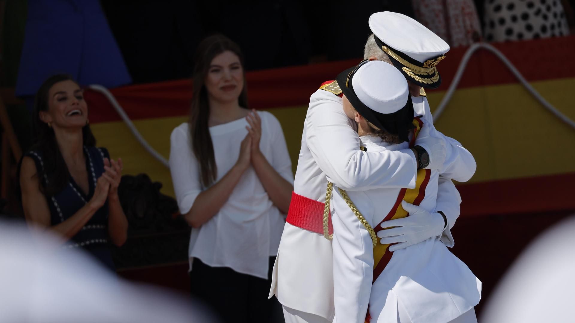 El abrazo del rey y la princesa ante la atenta mirada de Letizia y la infanta Sofía