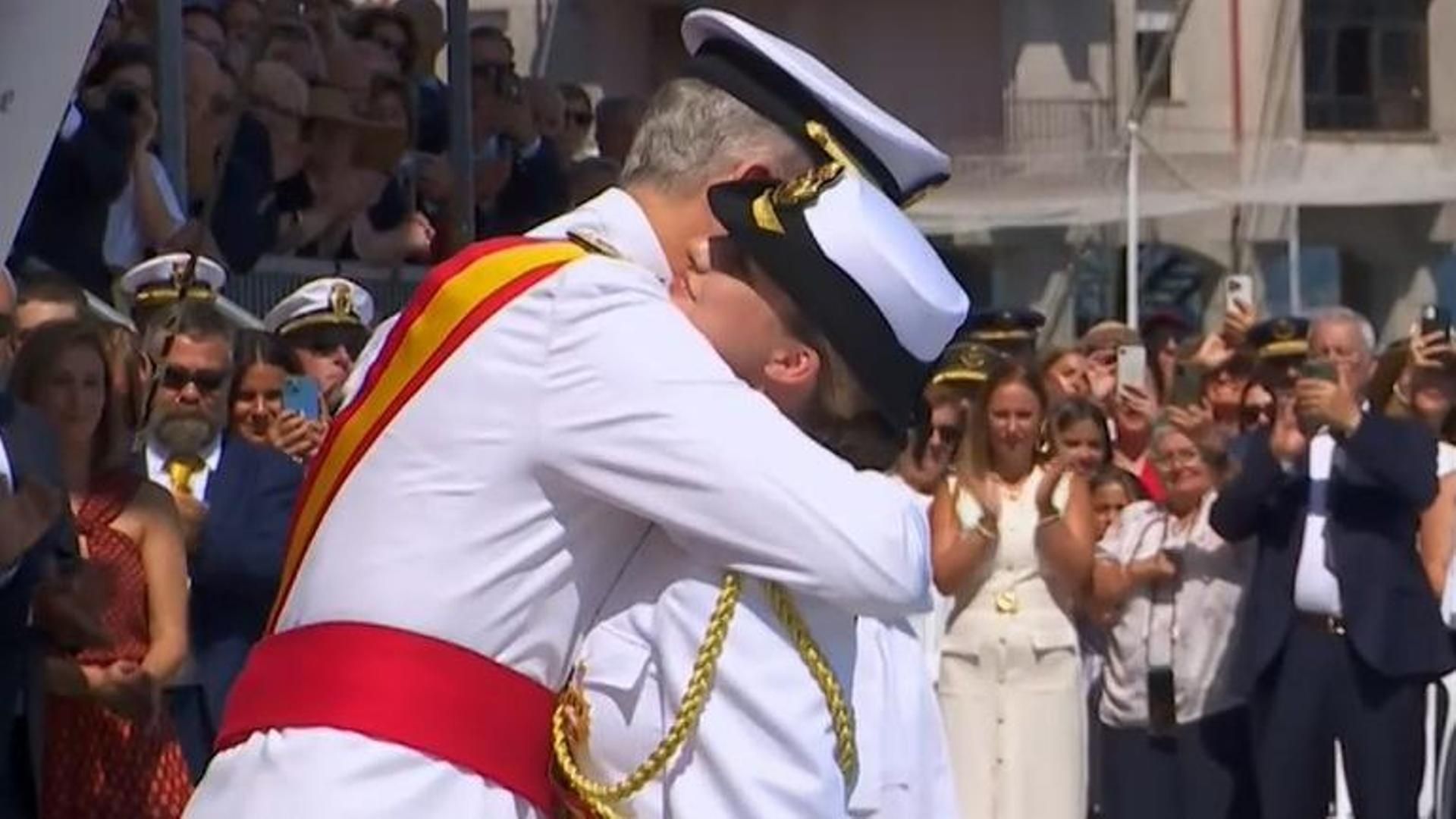 El abrazo entre el rey Felipe y Leonor