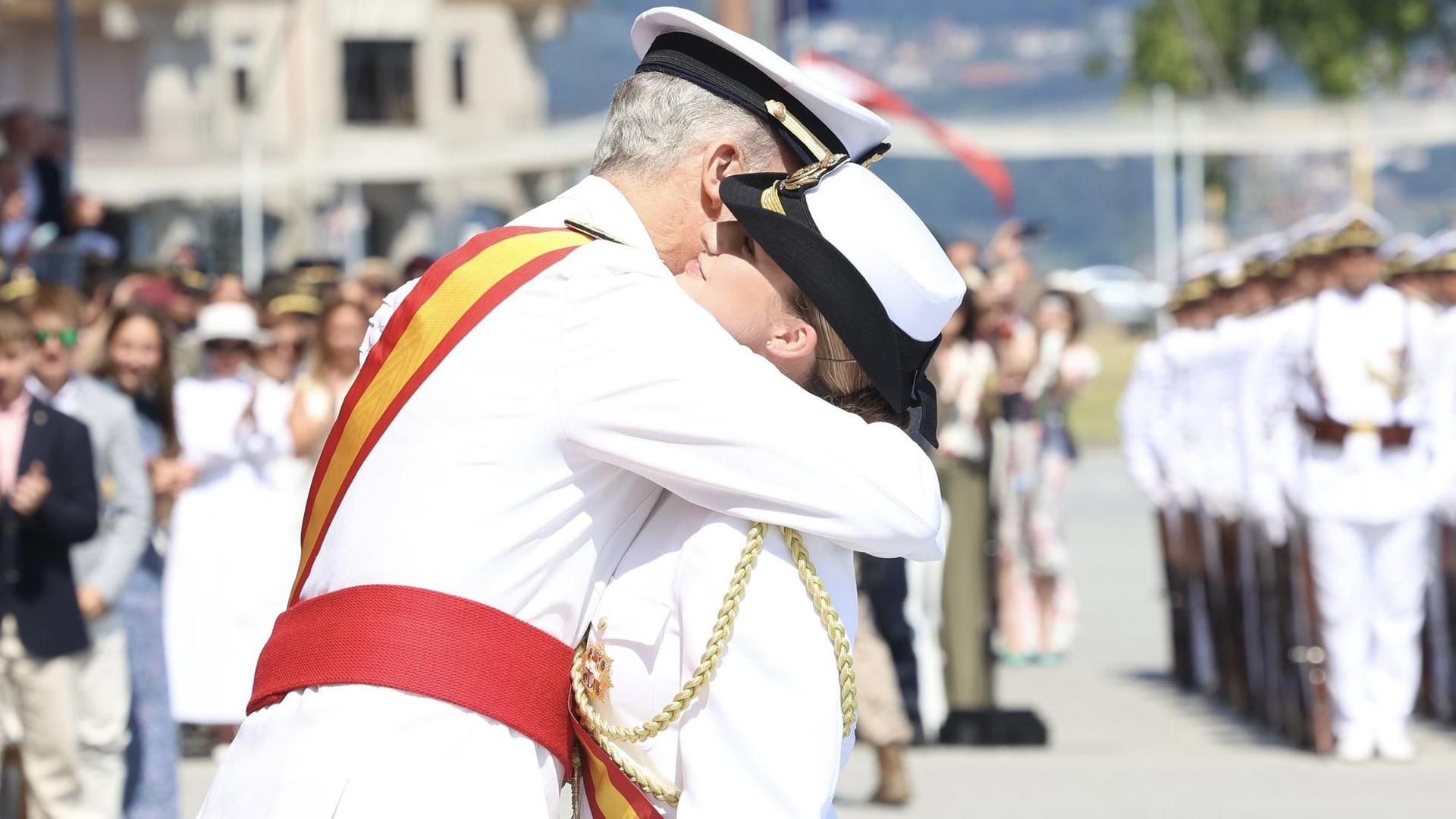 El abrazo entre el rey Felipe y Leonor