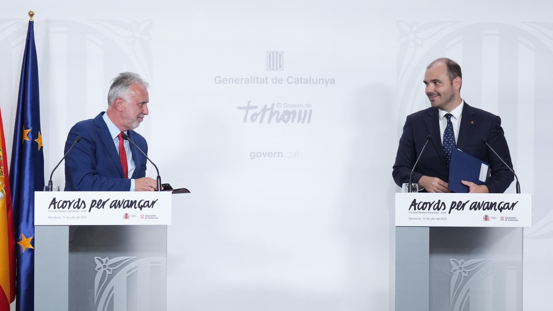 El consejero de la Presidencia de la Generalitat de Cataluña, Albert Dalmau Miranda (d), y el ministro de Política Territorial y Memoria Democrática de España, Ángel Víctor Torres (i), durante la presentación del acuerdo de financiación autonómica.