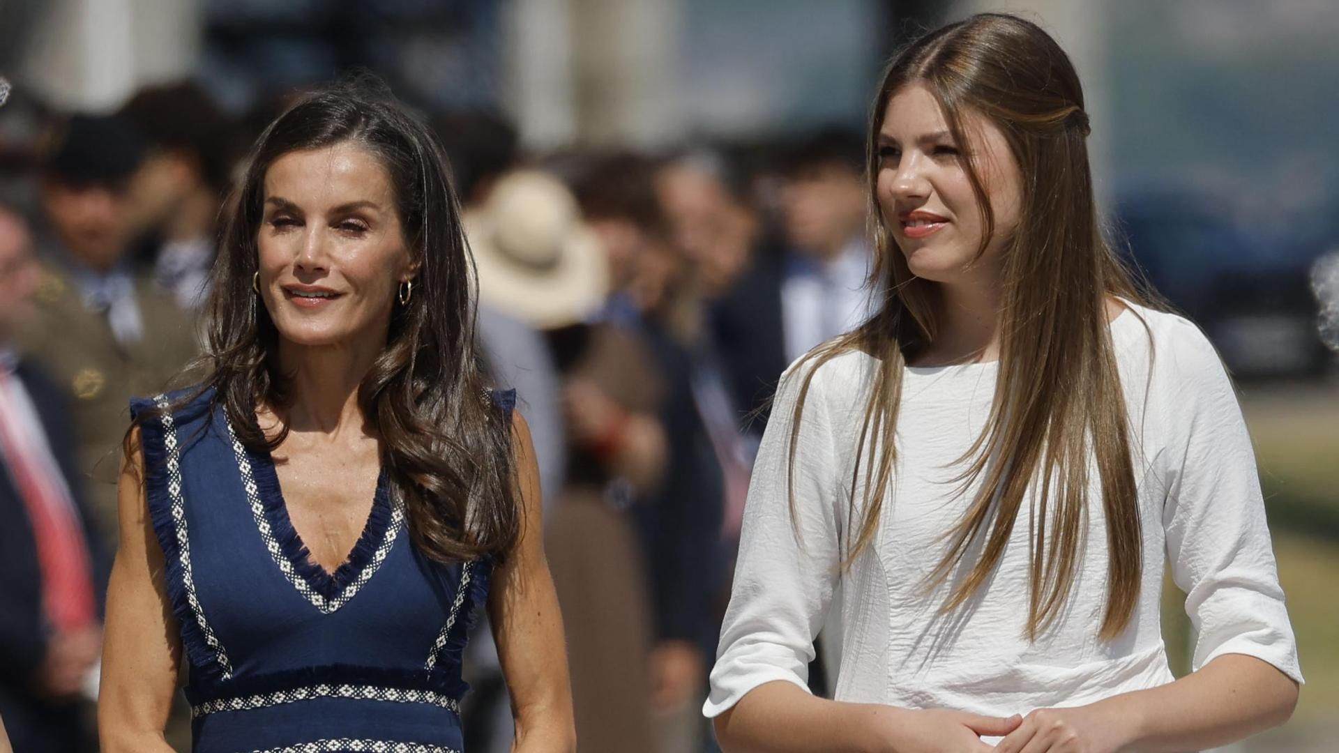 El momento en el que la infanta Sofía protagoniza una breve confusión en el arranque del gran acto de la princesa Leonor