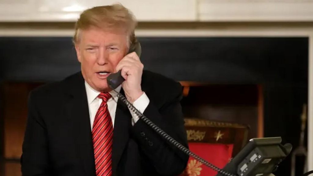 El presidente Donald Trump hablando por teléfono
