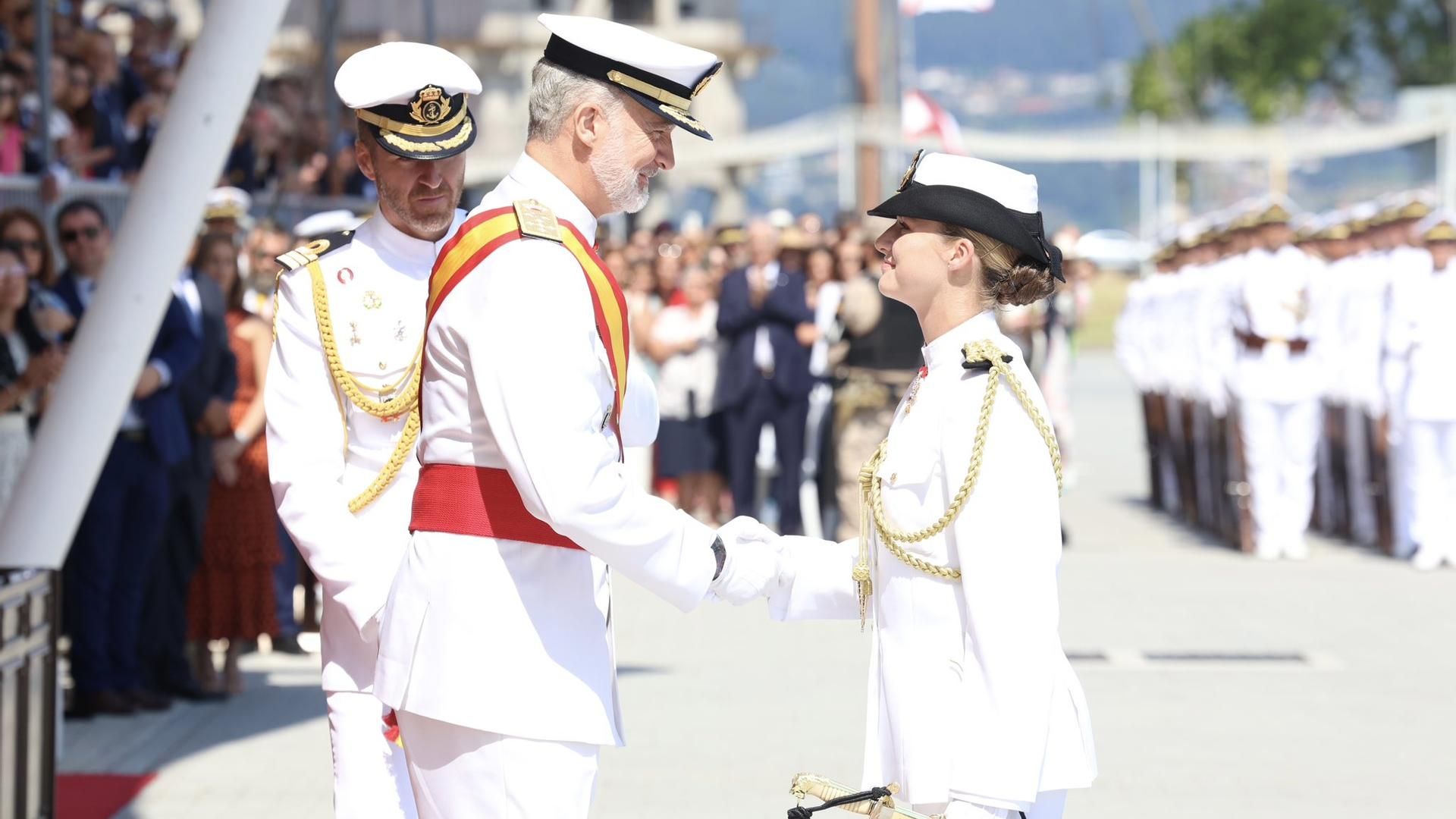 El rey y la princesa de Asturia se saludan