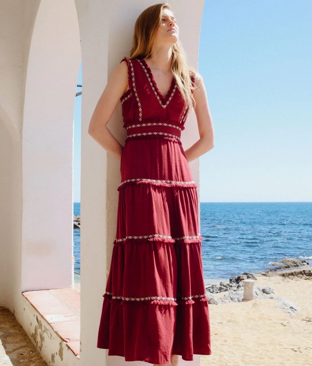 El vestido se encuentra a la venta en color burdeos