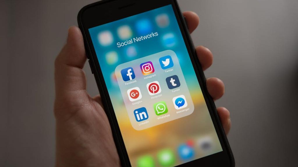 Entre las recomendaciones, Bruselas propone desactivar funciones que fomentan el uso compulsivo de las redes