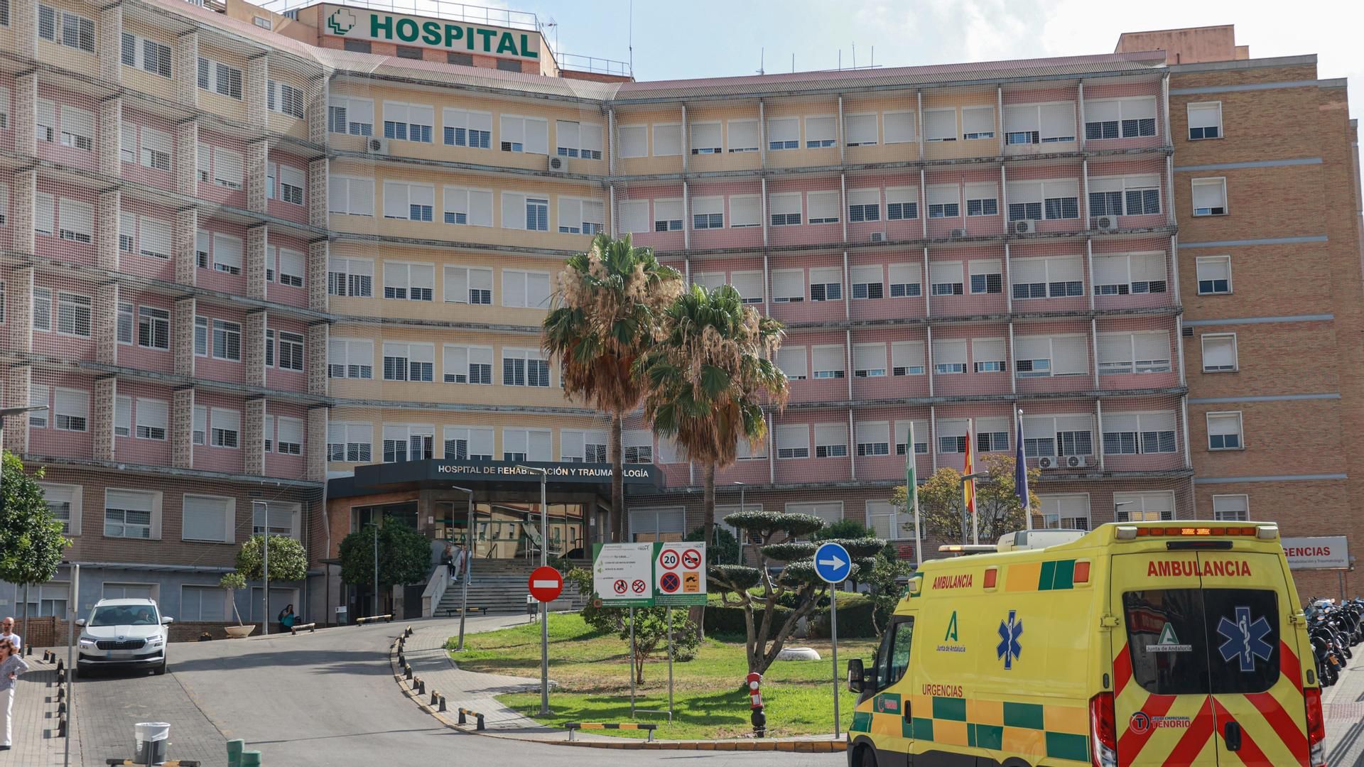 Fachada del Hospital Universitario Virgen del Rocío de Sevilla, donde ha ingresado la joven de Las Palmas