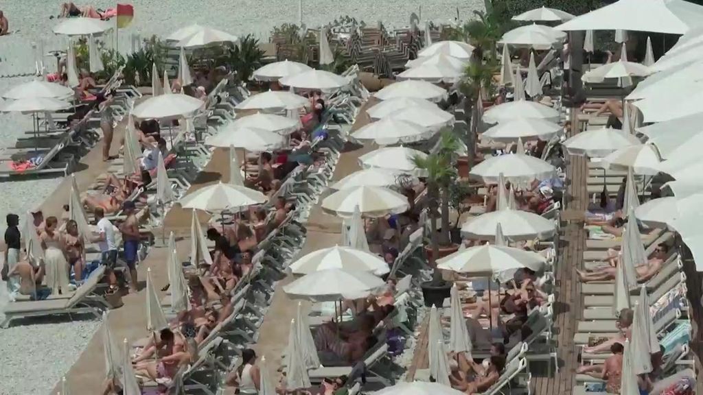 Francia propone eliminar dos festivos para aumentar la productividad: una medida contraproducente para el sector turístico