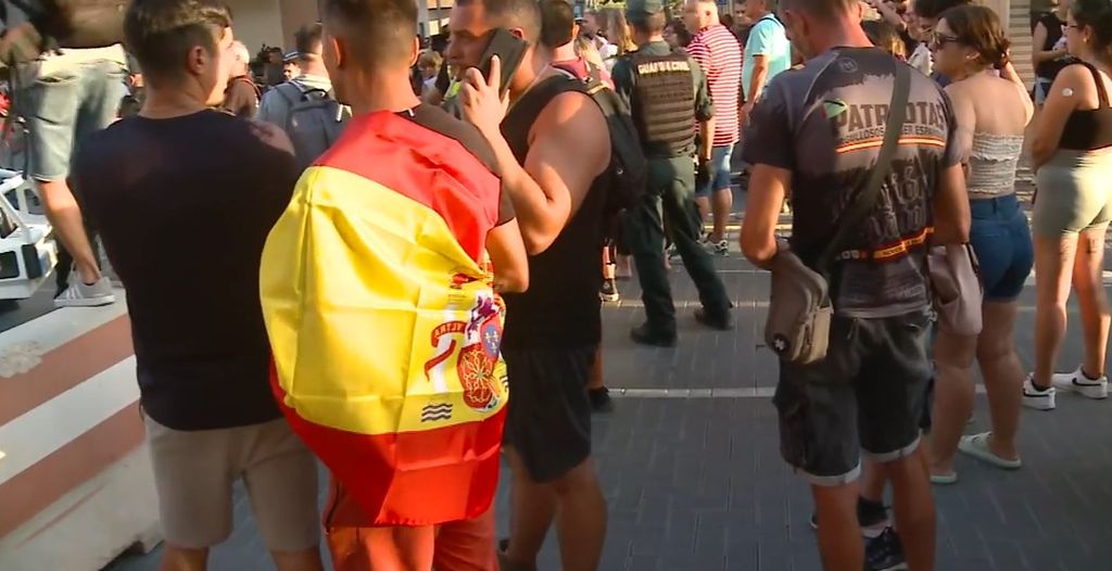 Los ultras que se concentraron en Torre Pacheco lucían una estética franquista y paramilitar