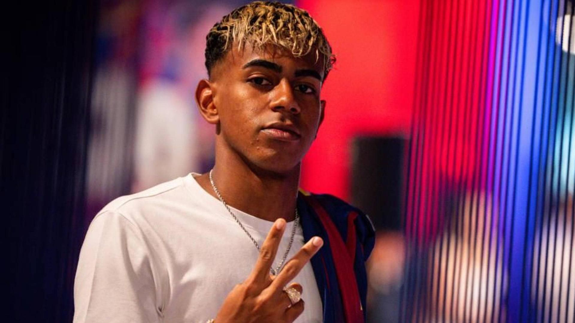Lamine Yamal firma con el dorsal número 10 en el Barça Lamine Yamal firma con el dorsal número 10 en el Barça