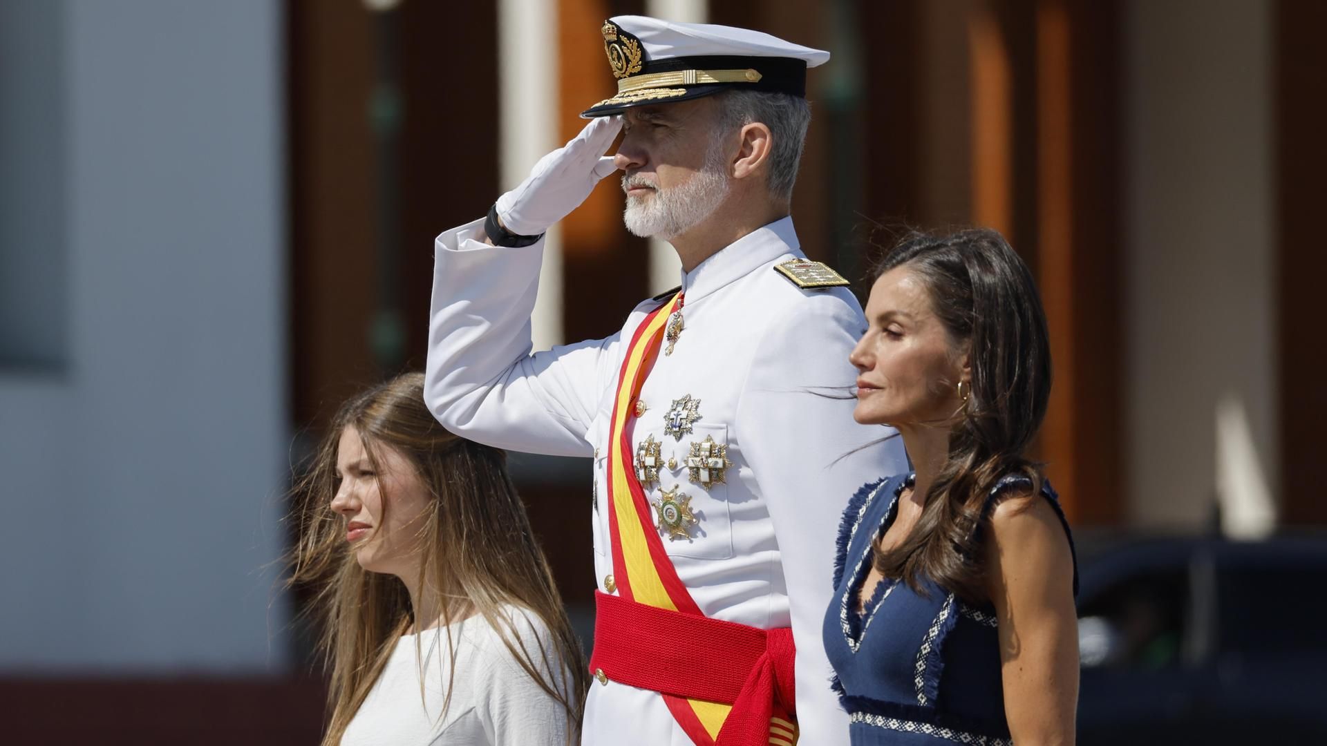 Los reyes y la infanta Sofía asisten a la entrega de reales despachos a los nuevos oficiales en la Academia Naval de Marín
