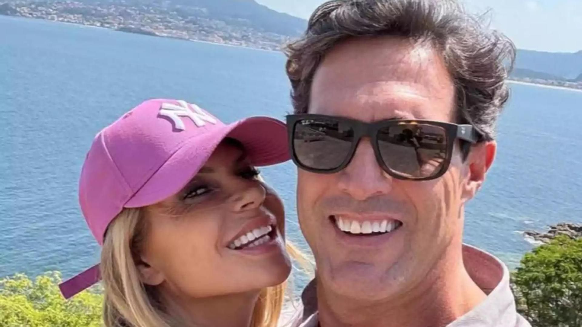 Makoke y Gonzalo posan sonrientes junto al mar