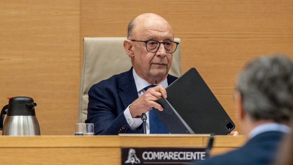 Montoro, imputado por beneficiar desde Hacienda a empresas clientes de su antiguo despacho