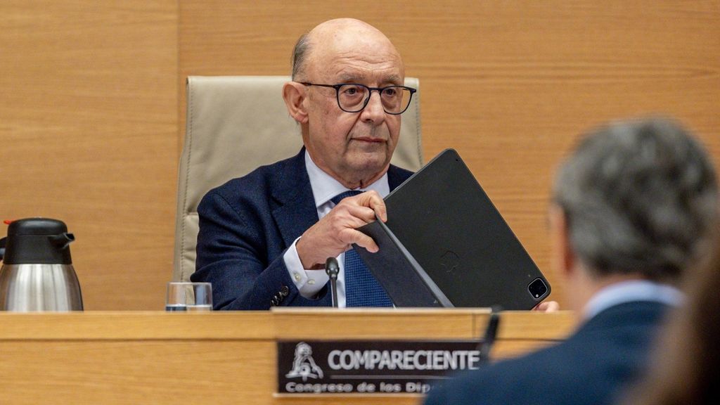 Montoro, imputado por beneficiar desde Hacienda a empresas clientes de su antiguo despacho