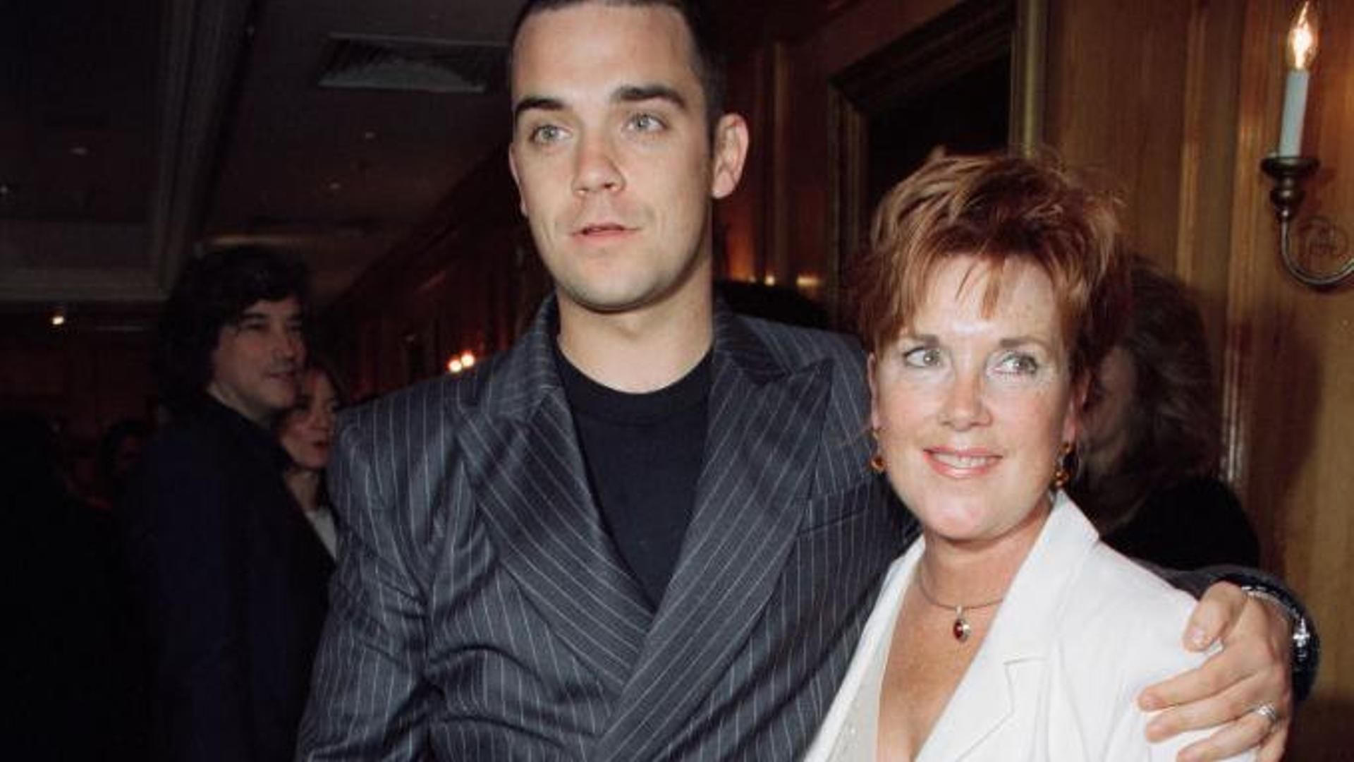 Robbie Williams con su madre en 1998