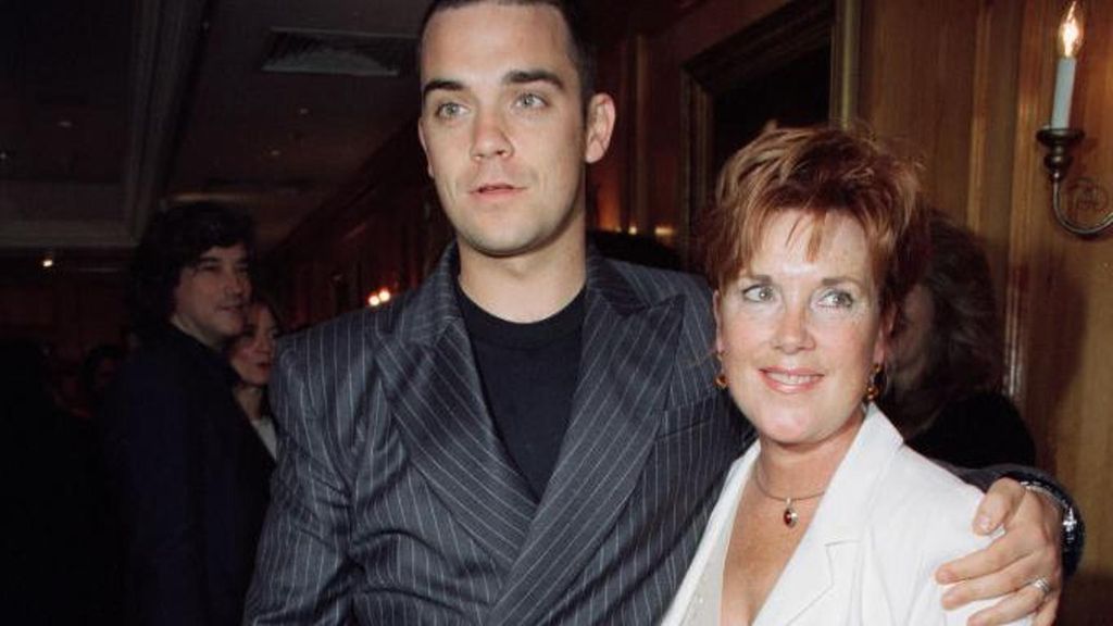 Robbie Williams con su madre en 1998