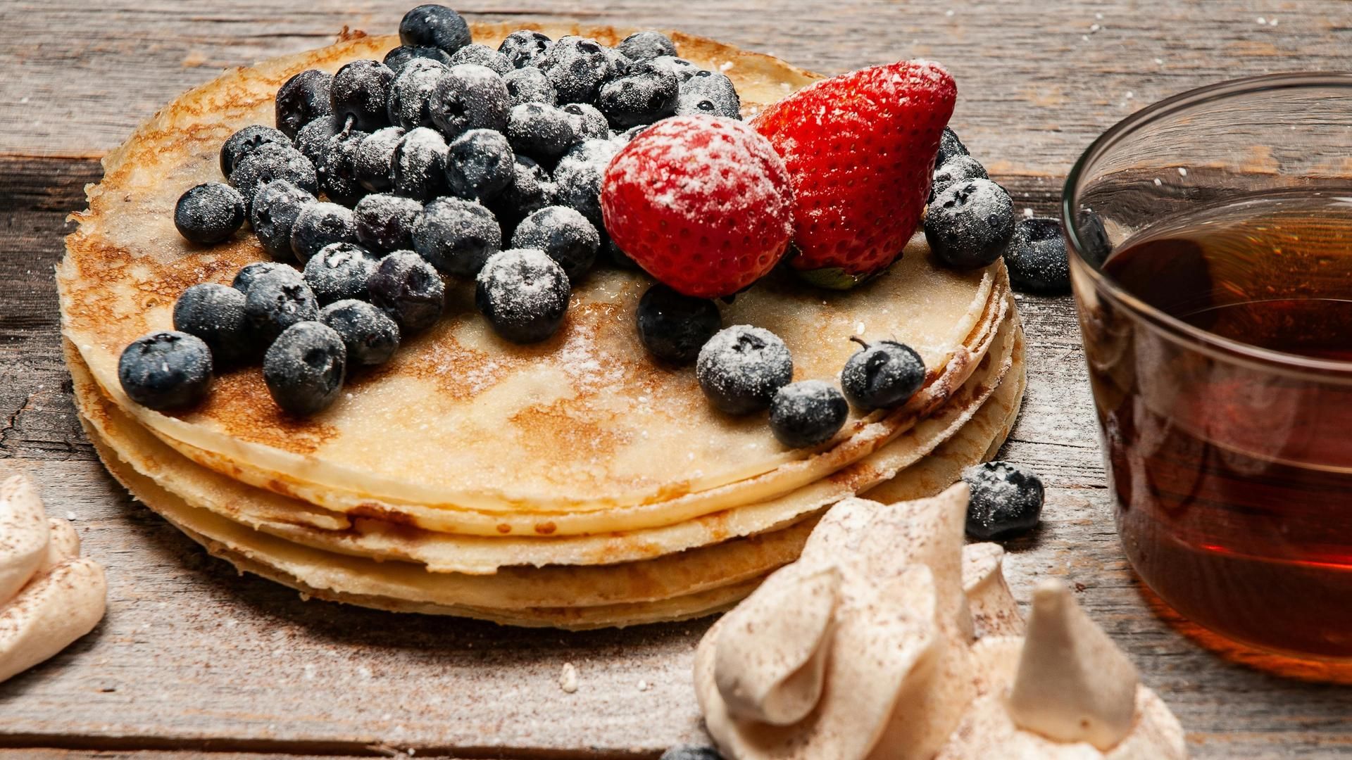 Tortitas con fresas y arándanos