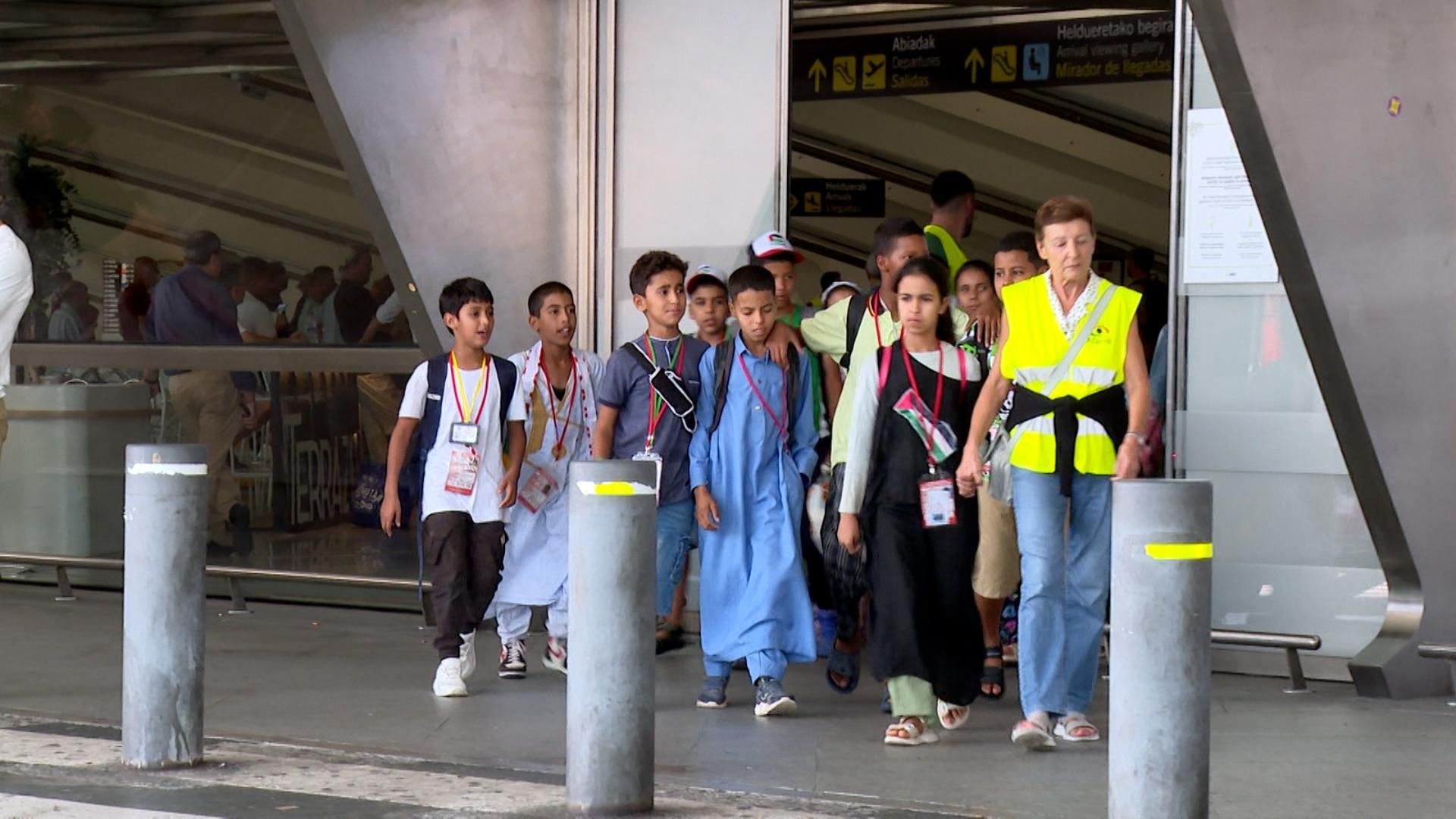 213 niños y niñas han llegado este jueves a primera hora al aeropuerto bilbaíno