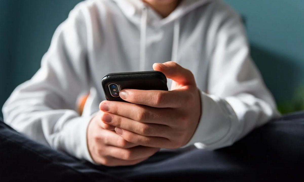 Adolescente pendiente del móvil