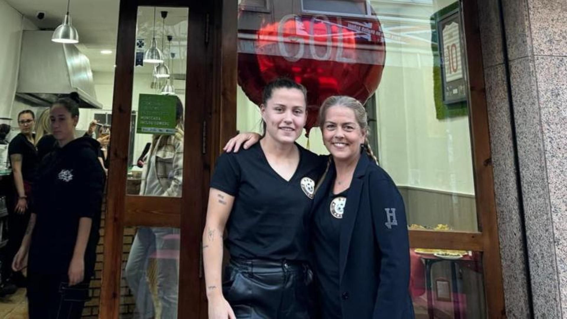 Amor de madre y por el deporte: el bar catalán que reúne a los fans de la futbolista Claudia Pina