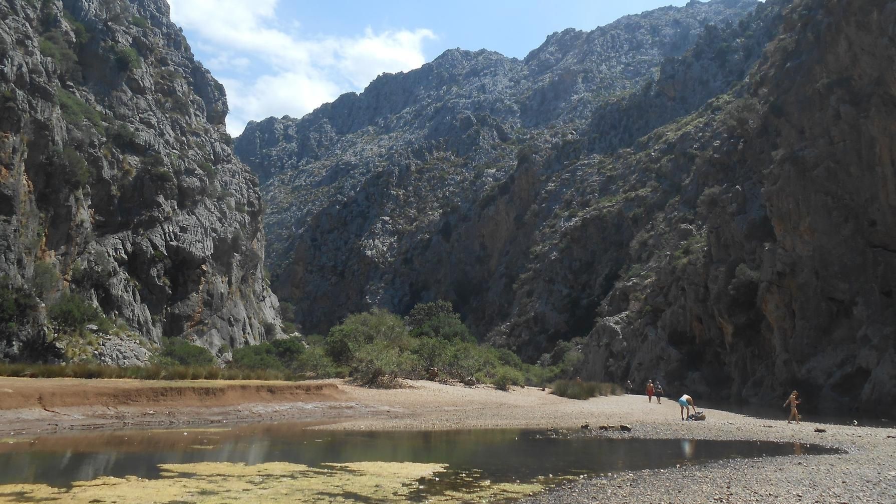 Bomberos rescatan a varios adultos y niños que se encontraban agotados y sin agua en Torrent de Pareis