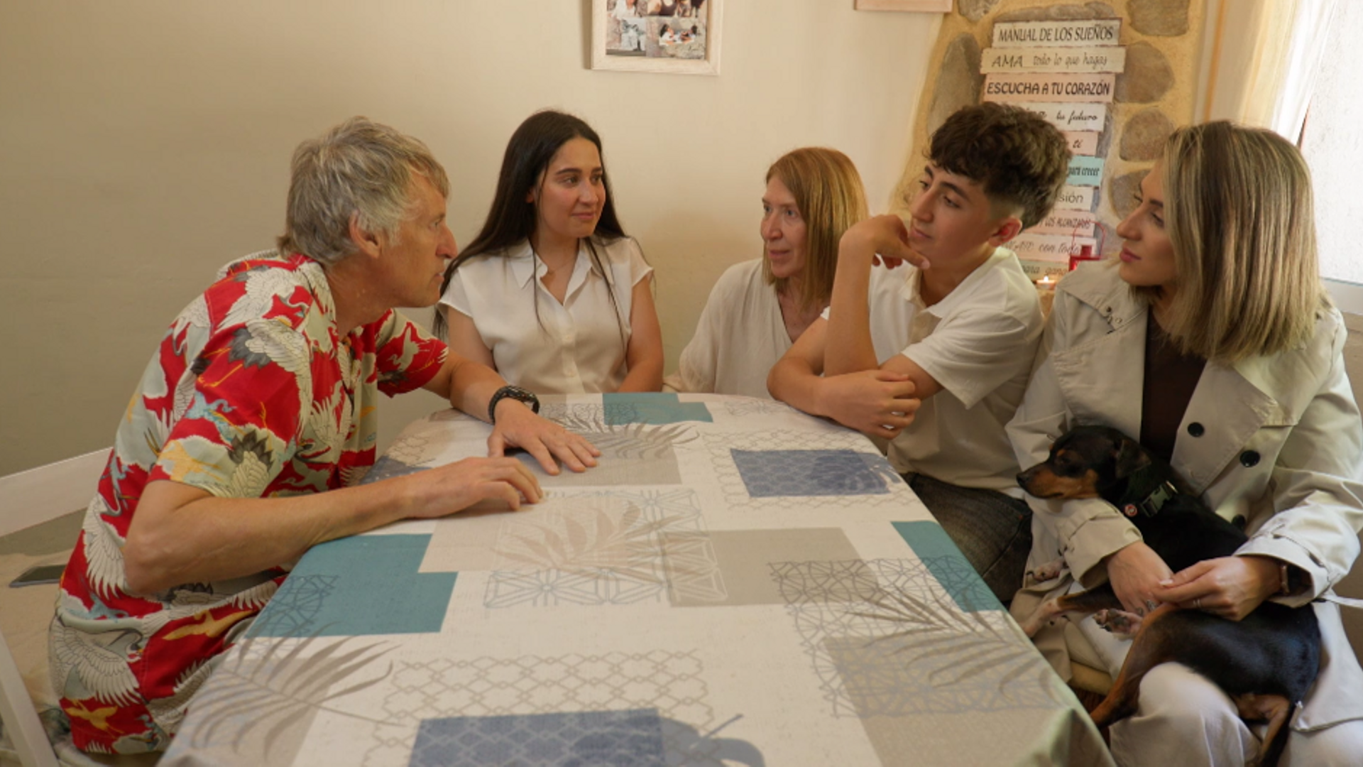Jesús Calleja descubre la historia de Julia y su familia y habla con los vecinos sobre su labor en el pueblo