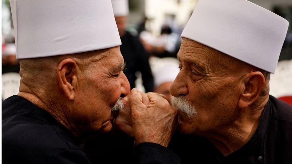 Dos hombres drusos se saludan.