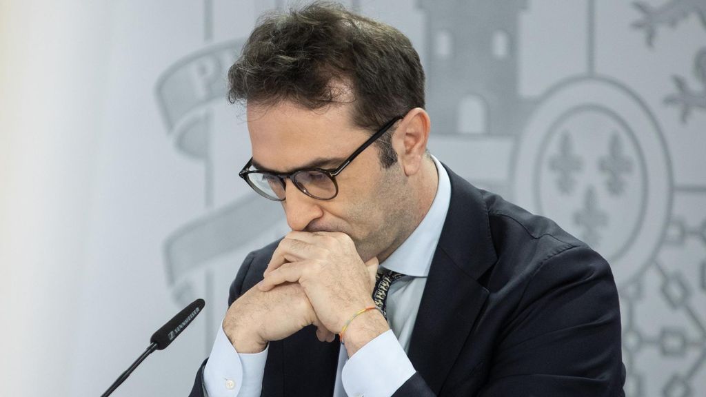 El ministro de Economía, Comercio y Empresa, Carlos Cuerpo,  durante una rueda de prensa posterior a la reunión del Consejo de Ministros, en el Palacio de La Moncloa, a 24 de junio de 2025, en Madrid (España).