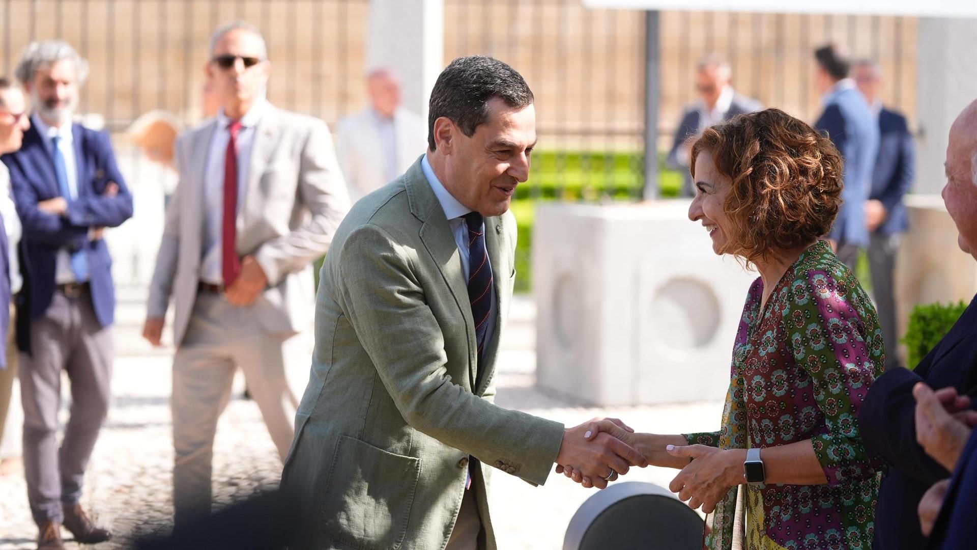 El presidente de la Junta, Juanma Moreno, saluda a la vicepresidenta primera y ministra de Hacienda, María Jesús Montero El presidente de la Junta, Juanma Moreno, saluda a la vicepresidenta primera y ministra de Hacienda, María Jesús Montero