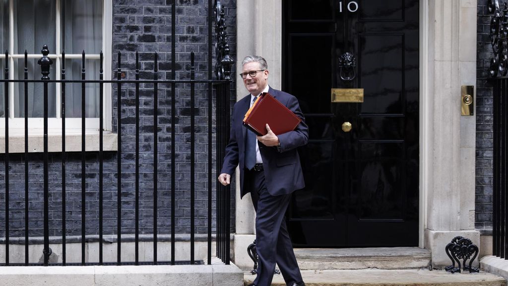 El primer ministro Keir Starmer defiende que la medida es “más justa” para los jóvenes de esas edades