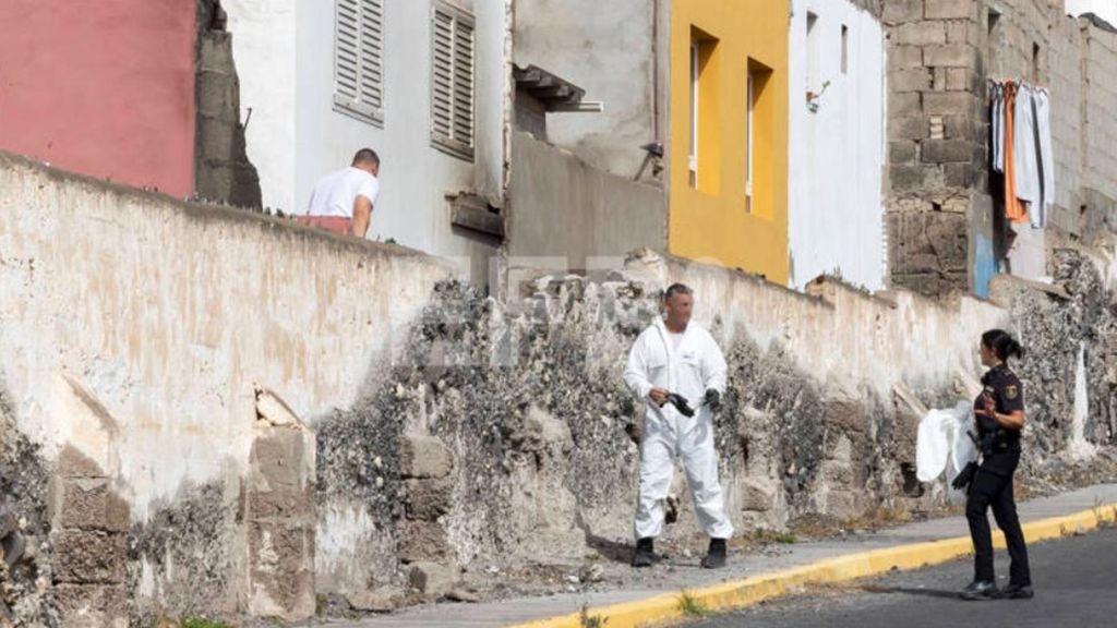 En la imagen, agentes policiales registran el inmueble donde sucedieron los hechos.