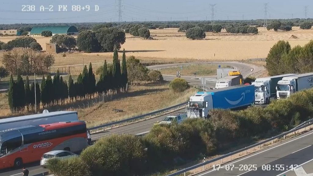 Cortan la A-2 a la altura de Guadalajara por el vuelco de un camión: hay un atasco kilométrico