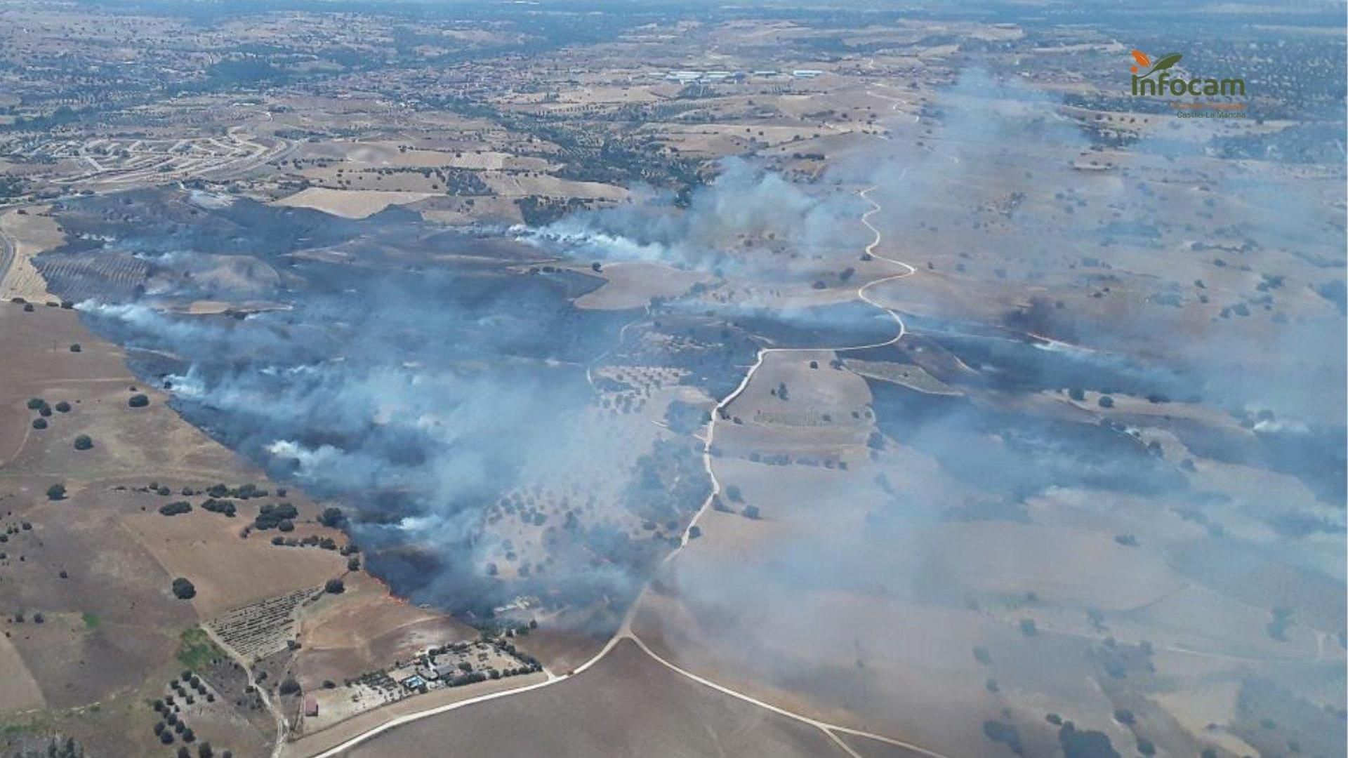 Un incendio originado en Méntrida, Toledo, obliga a confinar una urbanización: medios aéreos y terrestres trabajan en su extinción