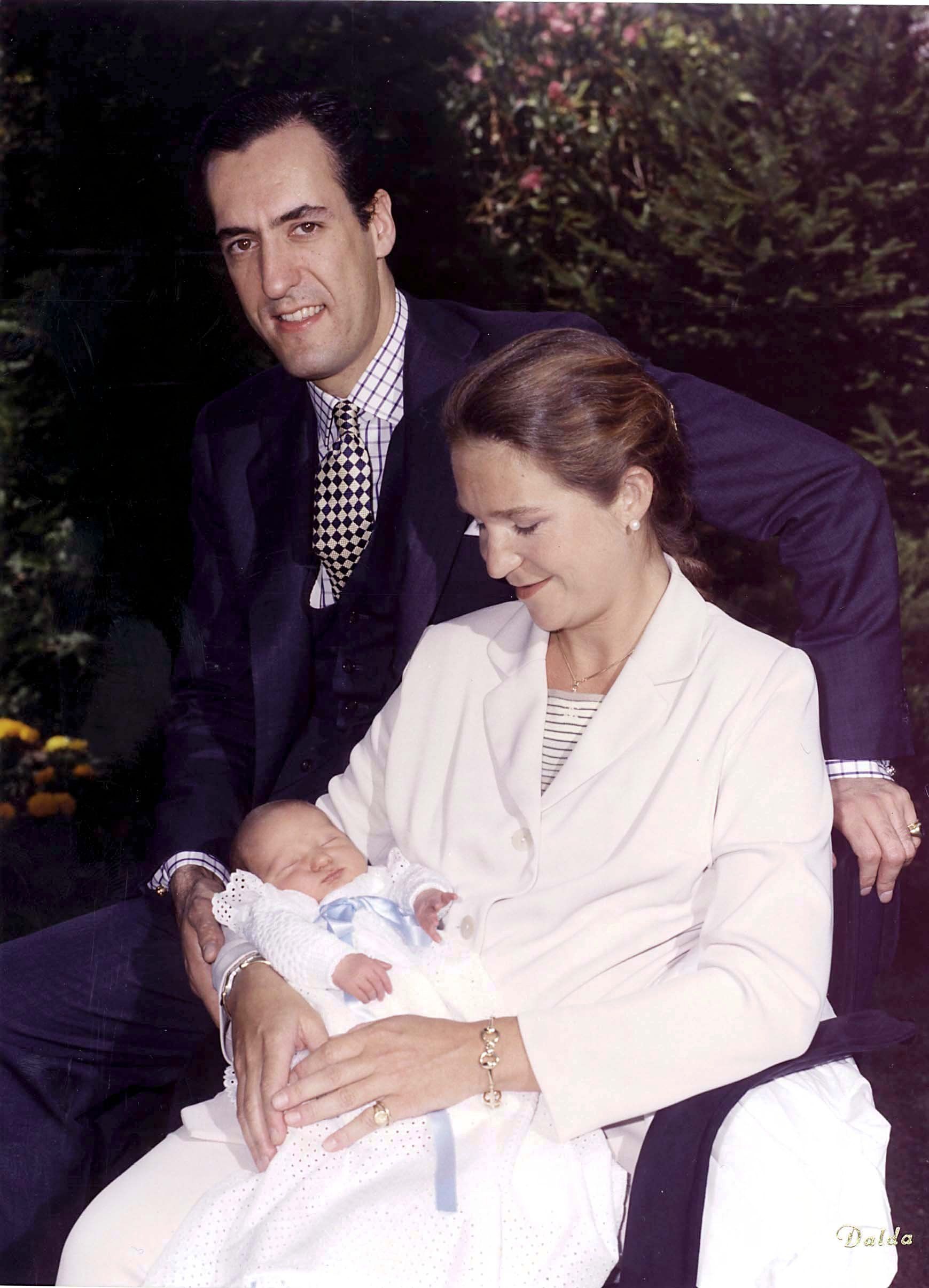 Jaime de Marichalar y Elena de Borbón con su primer hijo