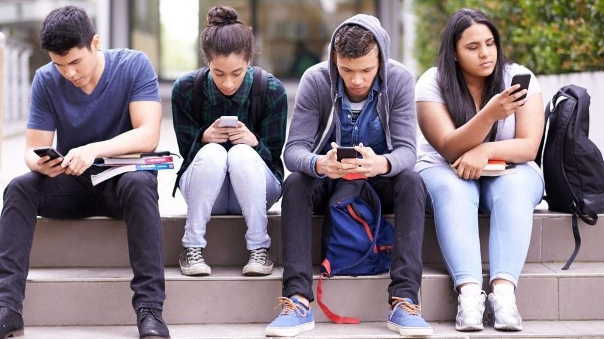 Jóvenes distraídos usando las redes sociales