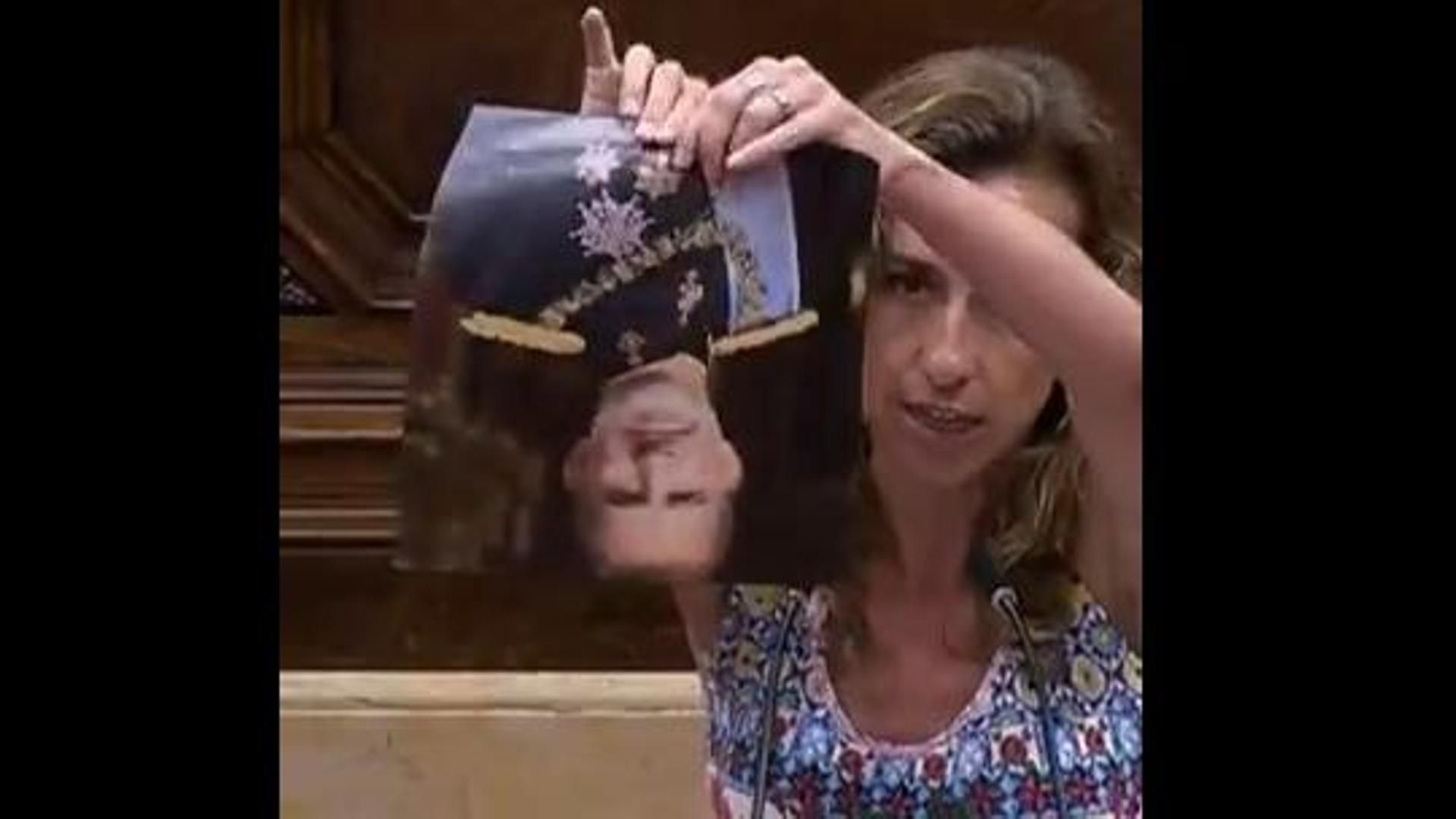 La CUP rompe una foto de Felipe VI en el Parlament: "Los Borbones sometieron a nuestro pueblo"
