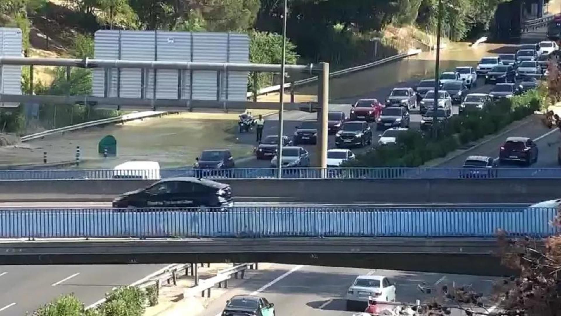 La rotura de una tubería en el nudo de Manoteras provoca la inundación de la M-30 y retenciones kilométricas